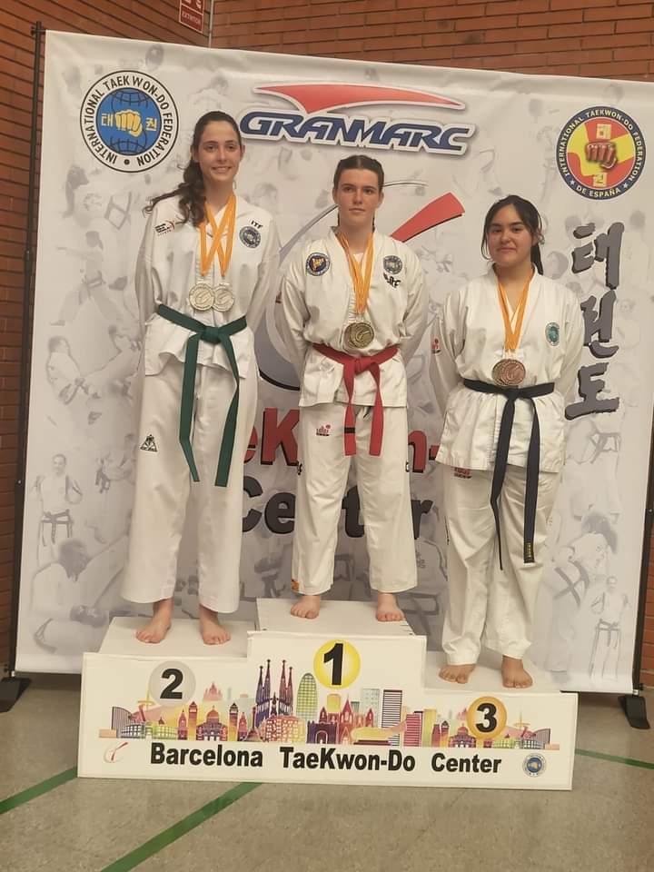 Competidoras de TaeKwon-Do ITF en el podio. Entrega de medallas.